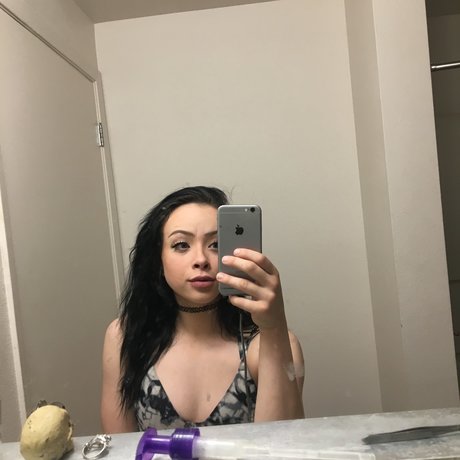 Naomi Evans スター ヌード 写真