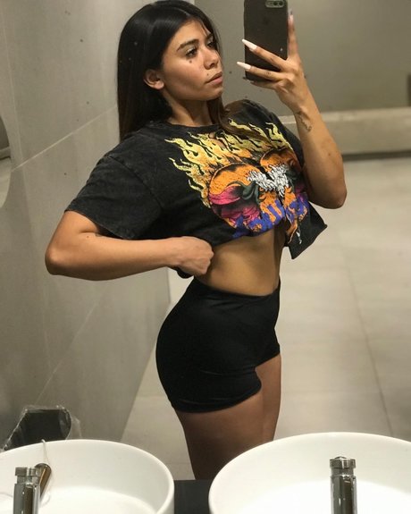 Isabelle Cake セクシーなスター 写真