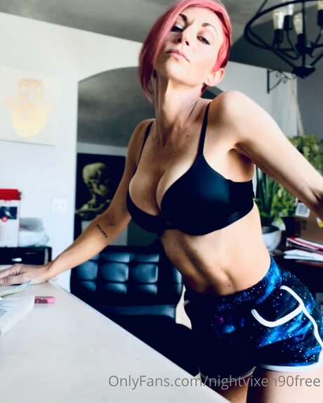 PETITE HIP HOP VIXEN  最高のスター 写真