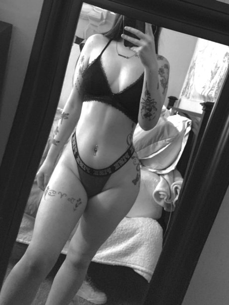 AuraLynn ヌード女優 写真