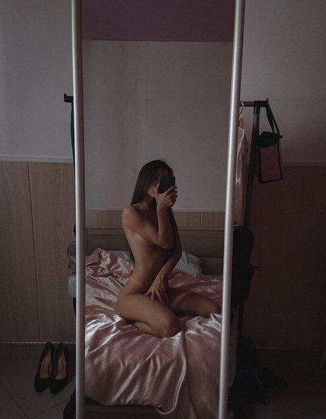 Anastasia Steklova アートスター アーカイブ