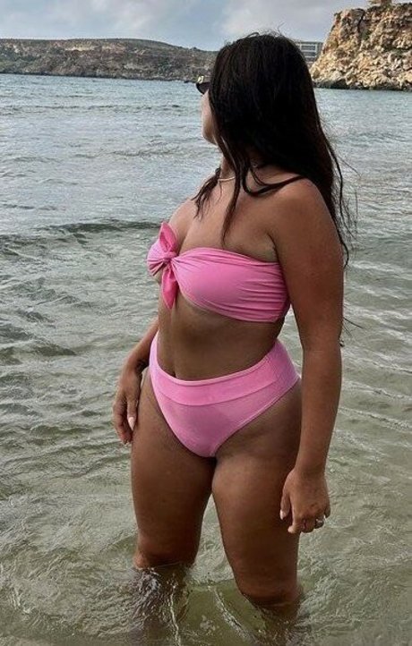 Debora Tanzo ポルノスター ヌード 写真