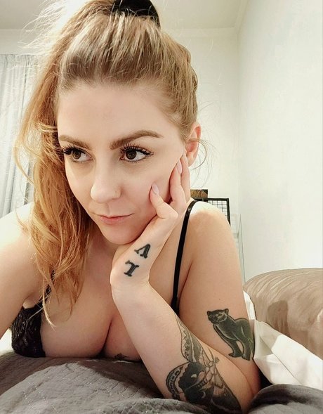 Lorien Gugich ポルノ女優 画像