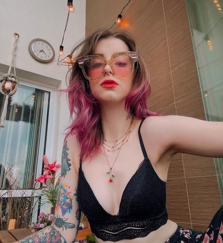 妊娠中のヌードオンリーファンズ 美しいポルノ 写真