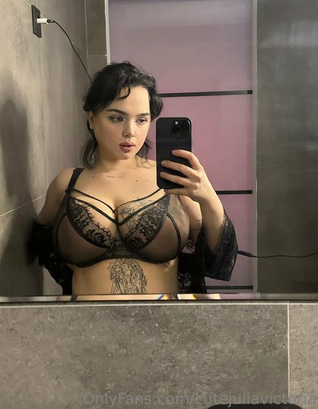cutejuliavictoria ポルノスター ヌード 画像
