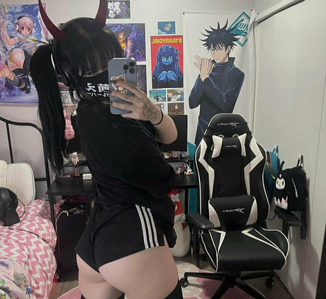 ゲイのインフルエンサーOnlyFans ホットヌード 画像