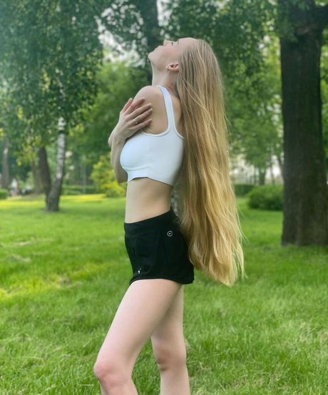 Oksana Neveselaya エロティック女優 画像