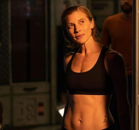 Katee Sackhoff アダルトスター ギャラリー