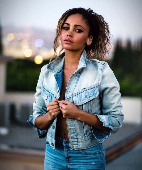 Vanessa Morgan 素敵なスター ギャラリー