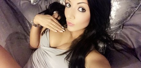 Alluring Alysha かわいいポルノスター 写真