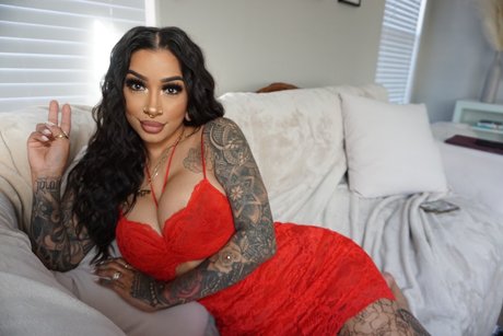 Mimi Perez スター ヌード 画像