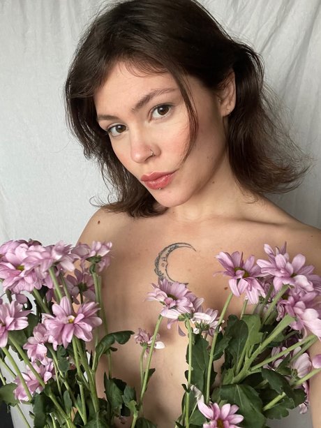 hot angel living in hell 裸モデル 写真