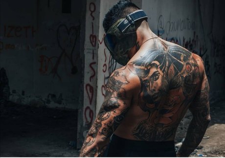 Adan Reilly 裸モデル 写真