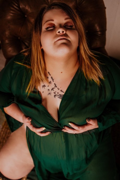 Alaina Black ポルノモデル 写真