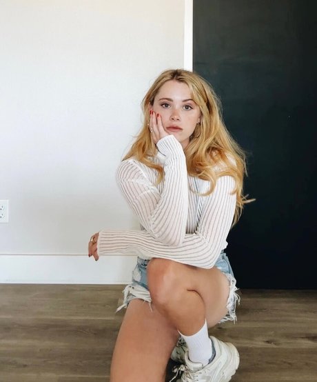 Violet Brinson 裸のモデル 写真