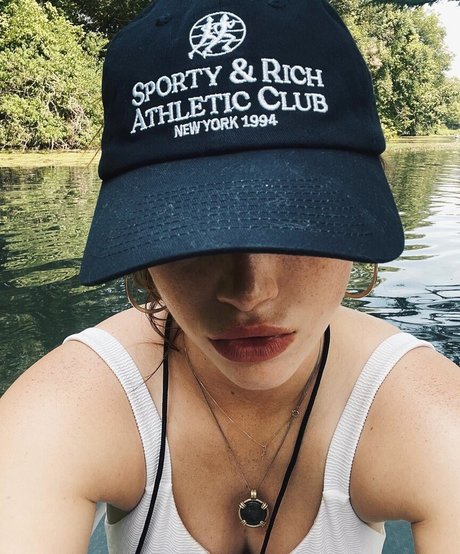 Violet Brinson エロティックモデル 写真