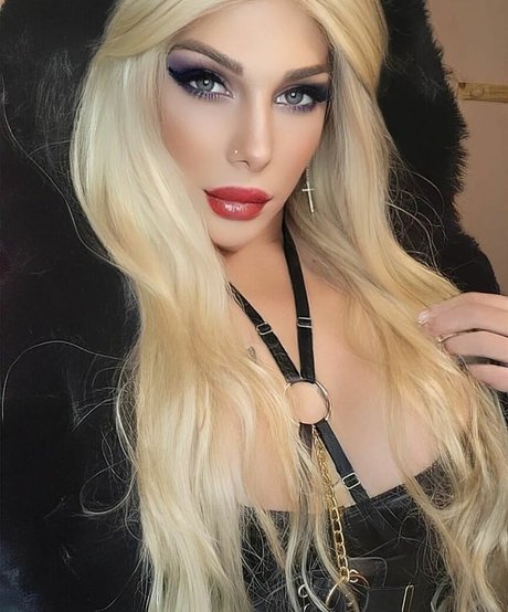 Gabriela Lori 裸のモデル ギャラリー