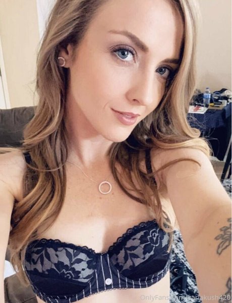 karlakush420 ポルノスター セクシー 画像