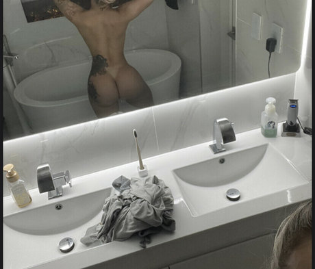 女性のオナニーオンリーファンズ アートポルノ 写真