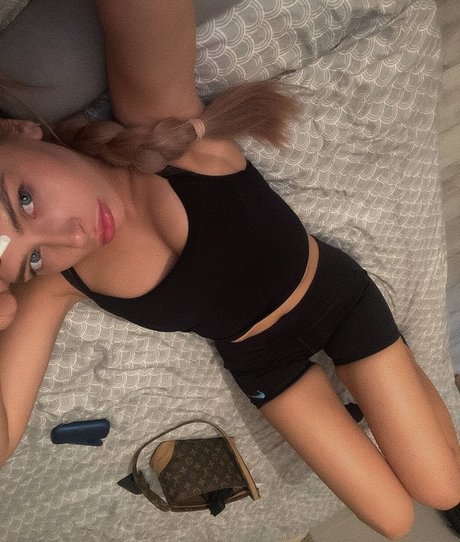 Mihalina Novakovskaya ポルノスター 独占 写真