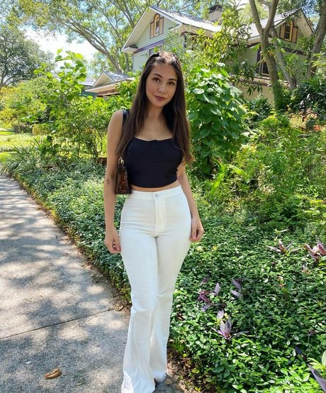 Maddy Mahmoudi ホットなモデル 写真