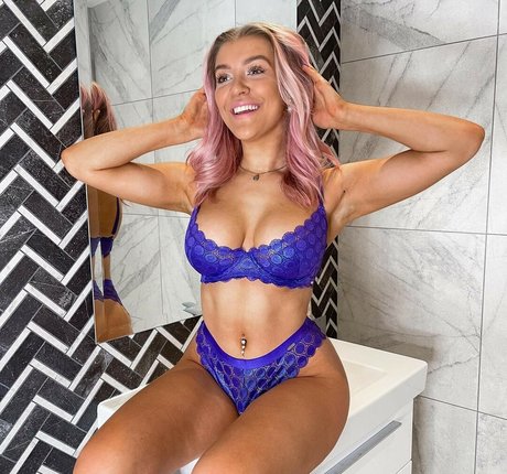 Molly Marsh ホットスター 写真