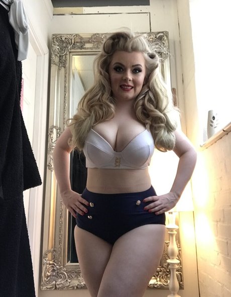 curvydanni セクシーなポルノスター 写真