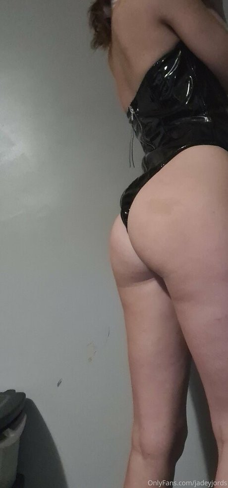 オイルを塗った黒檀のOnlyFans xxx 写真