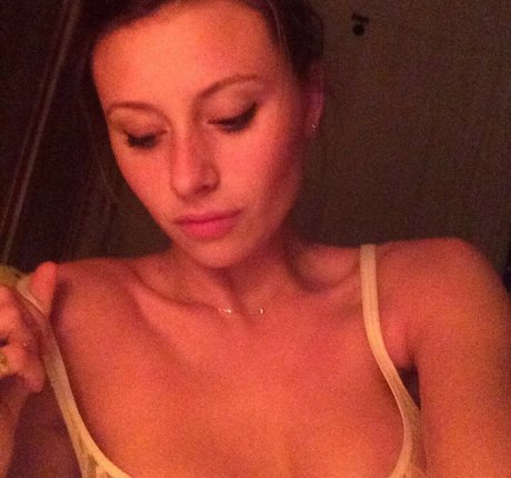 Aly Michalka ポルノスター 写真