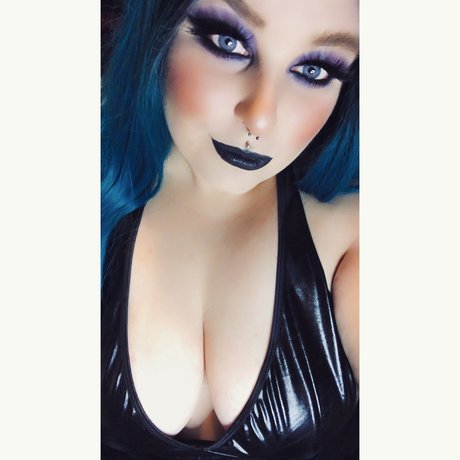 Raven The haunted B tch XXXモデル 写真