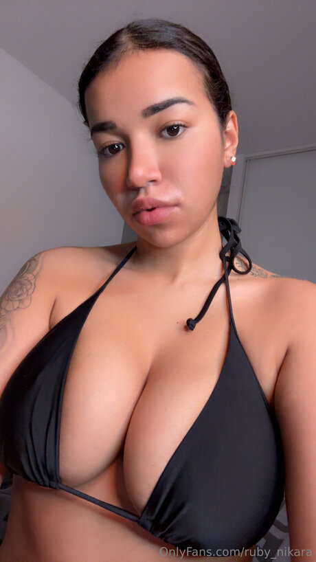 Ruby Nikara ホットなモデル 写真