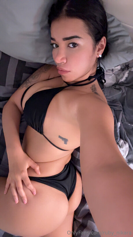Ruby Nikara 美しいモデル 画像
