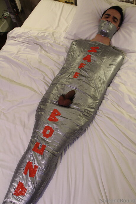 Safe and Bound スター 裸 写真