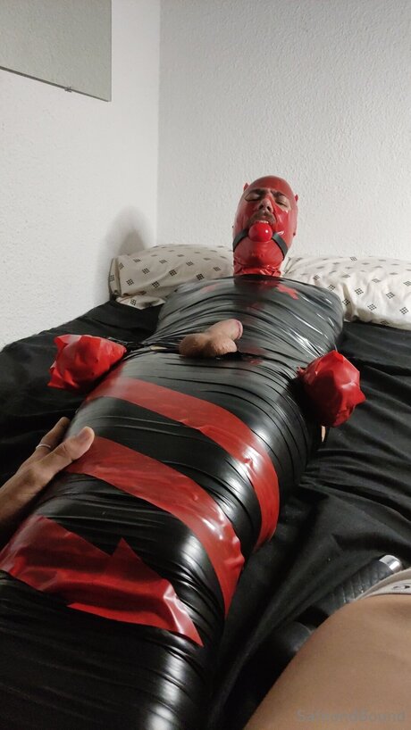 Safe and Bound ヌードのポルノスター 写真