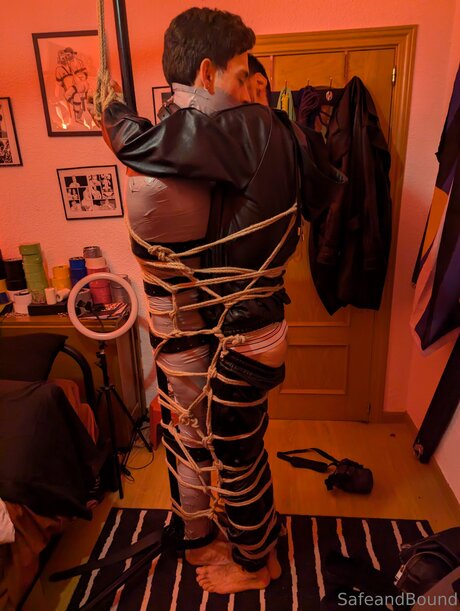 Safe and Bound ポルノスター 裸 写真