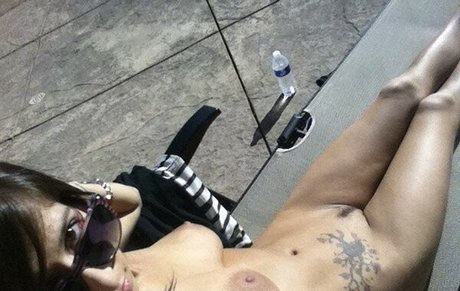 成熟した黒人女性オンリーファンズ セクシーヌード 写真