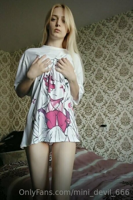 mini devil 666 セクシーモデル 写真