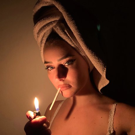 Effy Palarya ヌードスター 写真