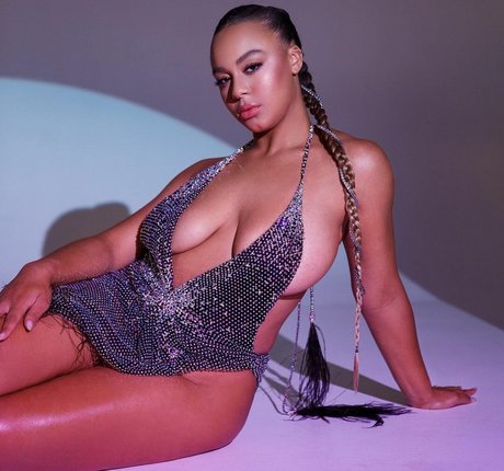 Nia Sioux エロティックなスター 画像
