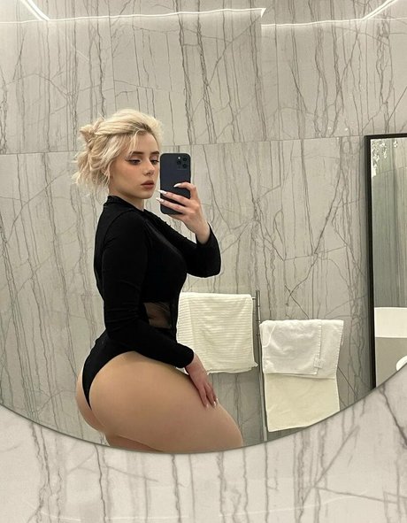 ゴス・ポーグ・オンリーファンズ ホットセクシー 画像