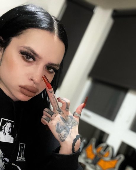 Baphomets B tch スター ヌード 画像