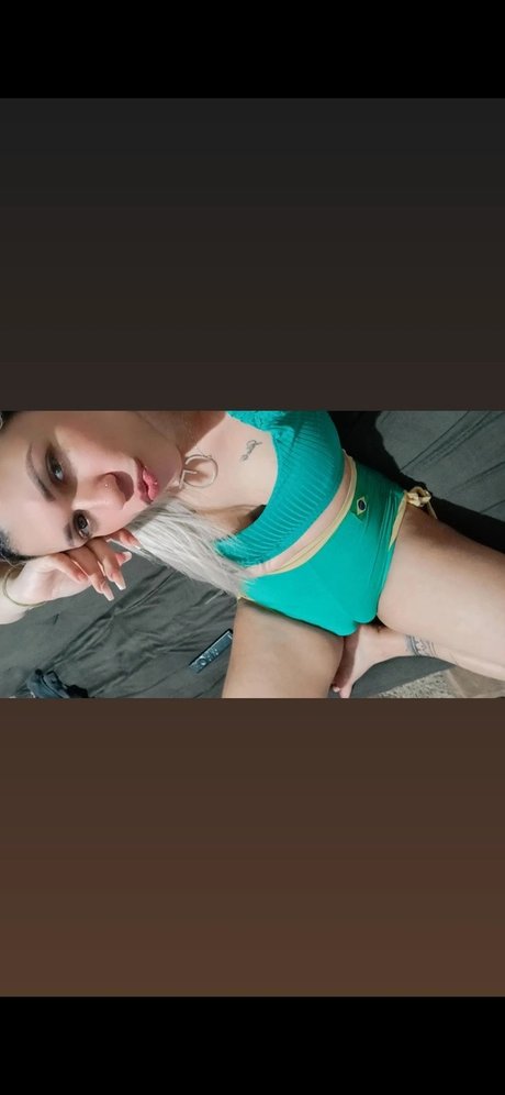 Santinha 裸のスター 写真