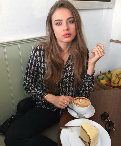 Xenia Tchoumi ポルノスター 写真