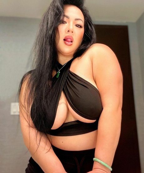 Lily Le セクシー女優 写真
