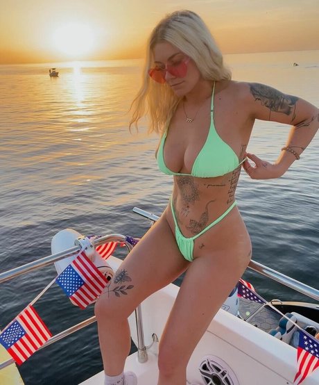 Taylor Hughs ポルノモデル 画像