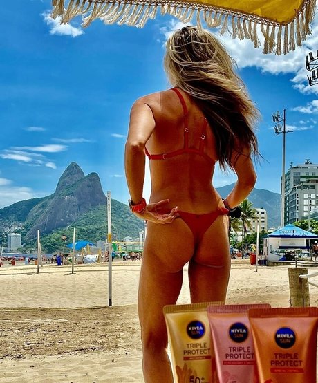 Adriane Galisteu ヌードスター 写真