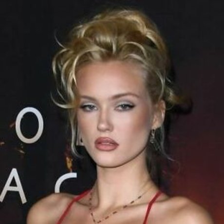 Chloe Rose Robertson 裸のモデル アーカイブ