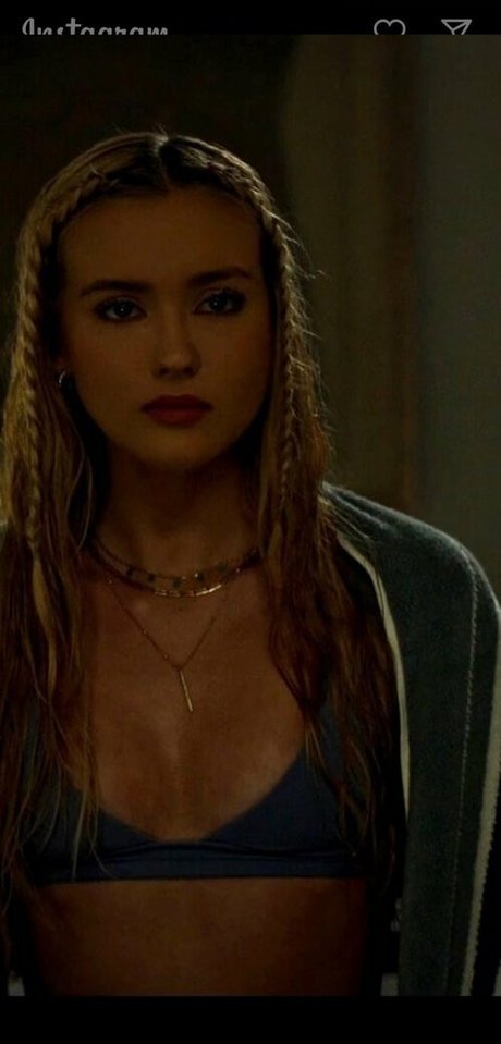 Chloe Rose Robertson セクシーモデル 写真