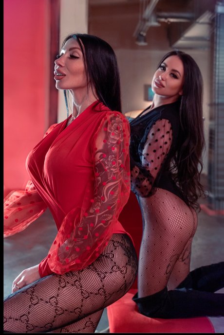 TwinsCaroline s 裸モデル 写真