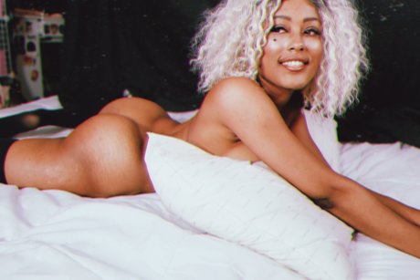 QueeniieBabe ポルノモデル 写真